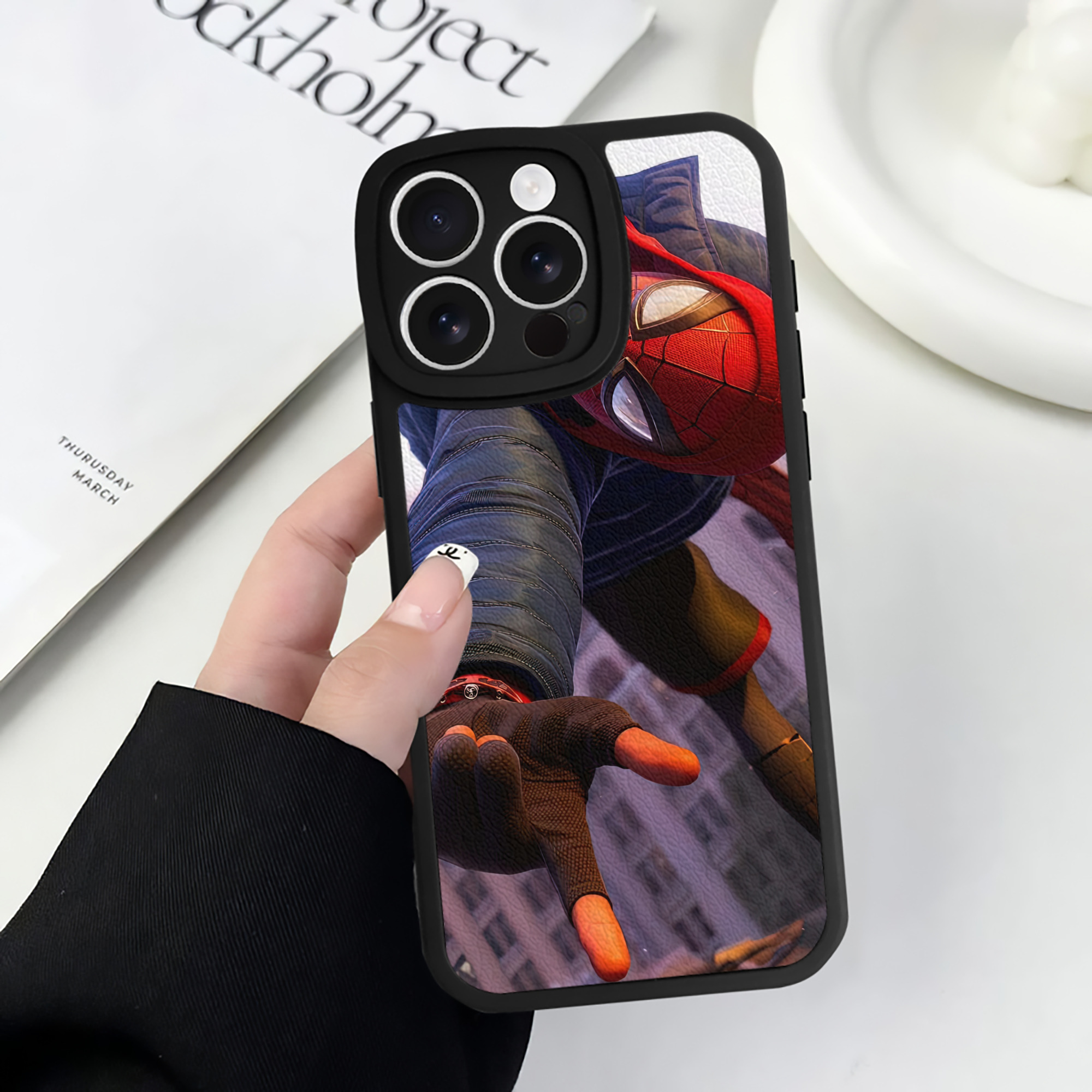 Spider Man スパイダーマン 【iPhone 16シリーズ対応】シリコンスマホケース（レザー調） 材質：シリコン